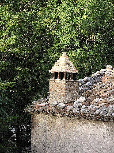 FAvellana_01.JPG - Fonte Avellana : ... une cheminée d'époque ?