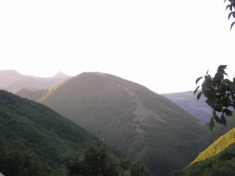 FAvellana_23.JPG - Fonte Avellana : au loin, le Monte Cucco
