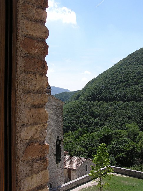 FAvellana_27.JPG - Fonte Avellana : vue imprenable depuis la chambre...