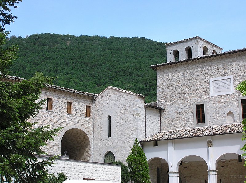 FAvellana_30.JPG - Fonte Avellana : la cour principale